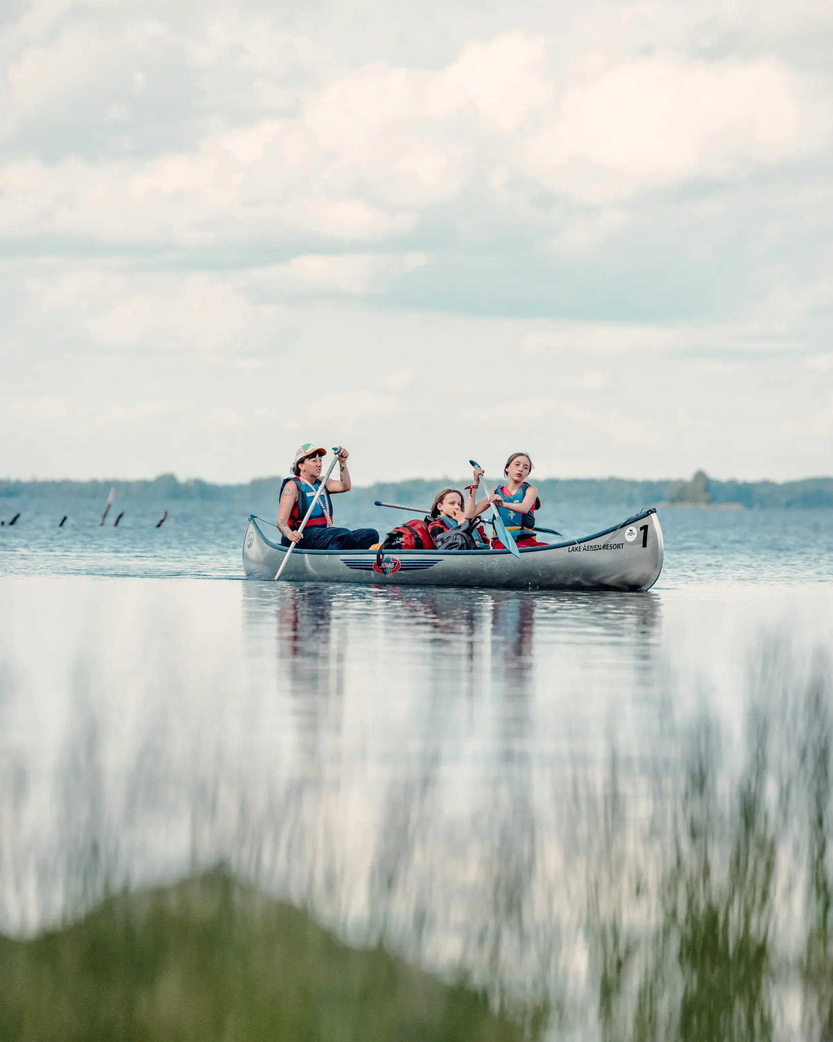 familie in een kano - vakantie zweden - met kinderen op reis - kanotocht Zweden- reizen met kinderen