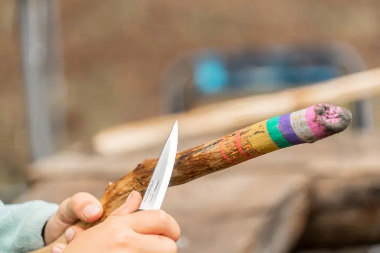 stok snijden met mes - vakantie zweden - met kinderen op reis - kanotocht Zweden- reizen met kinderen
