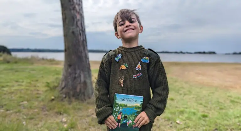 jongetje met boekje - vakantie zweden - met kinderen op reis - kanotocht Zweden- reizen met kinderen