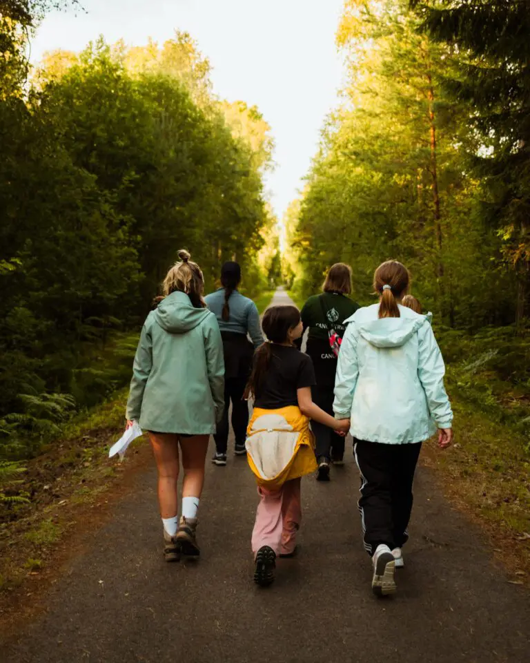wandeling in het bos -vakantie zweden - met kinderen op reis - kanotocht Zweden- reizen met kinderen