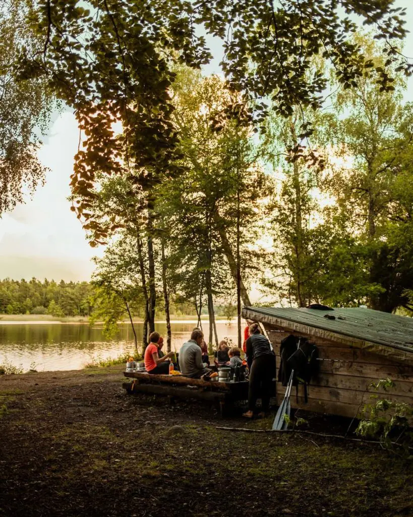 kamperen bij shelter - vakantie zweden - met kinderen op reis - kanotocht Zweden- reizen met kinderen