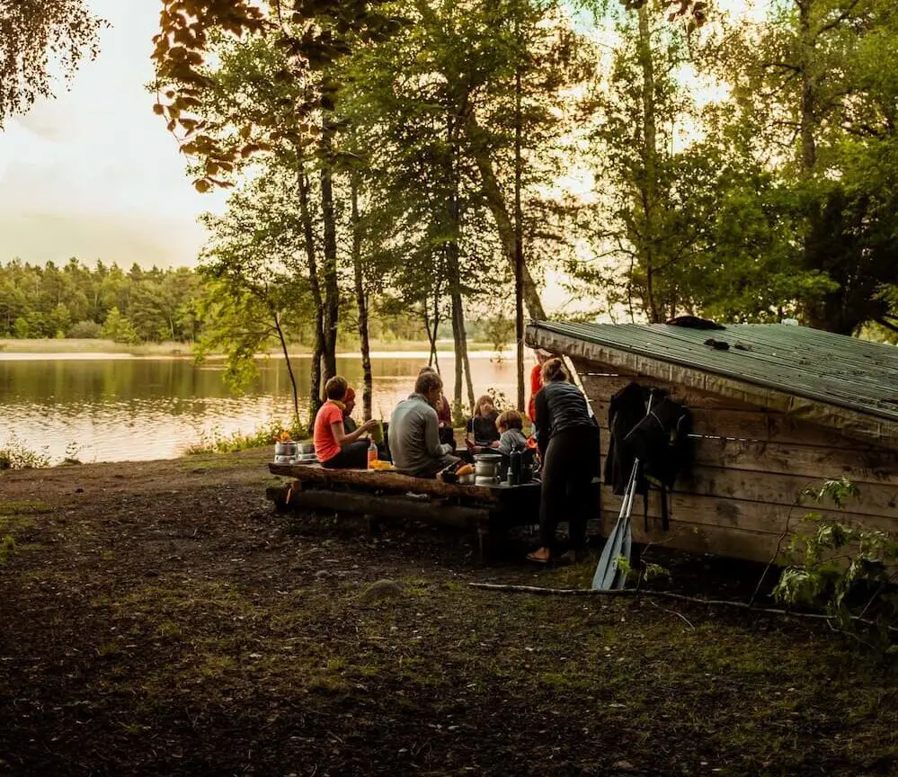 kamperen bij shelter - vakantie zweden - met kinderen op reis - kanotocht Zweden- reizen met kinderen