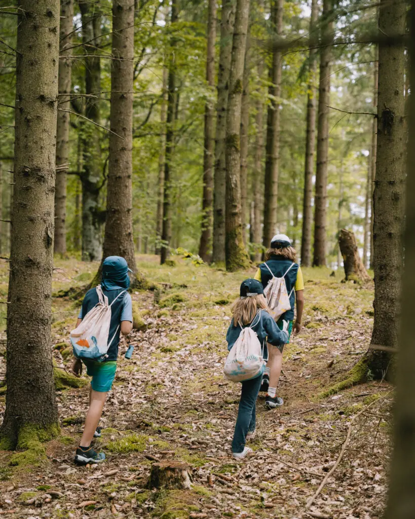 kinderen in het bos