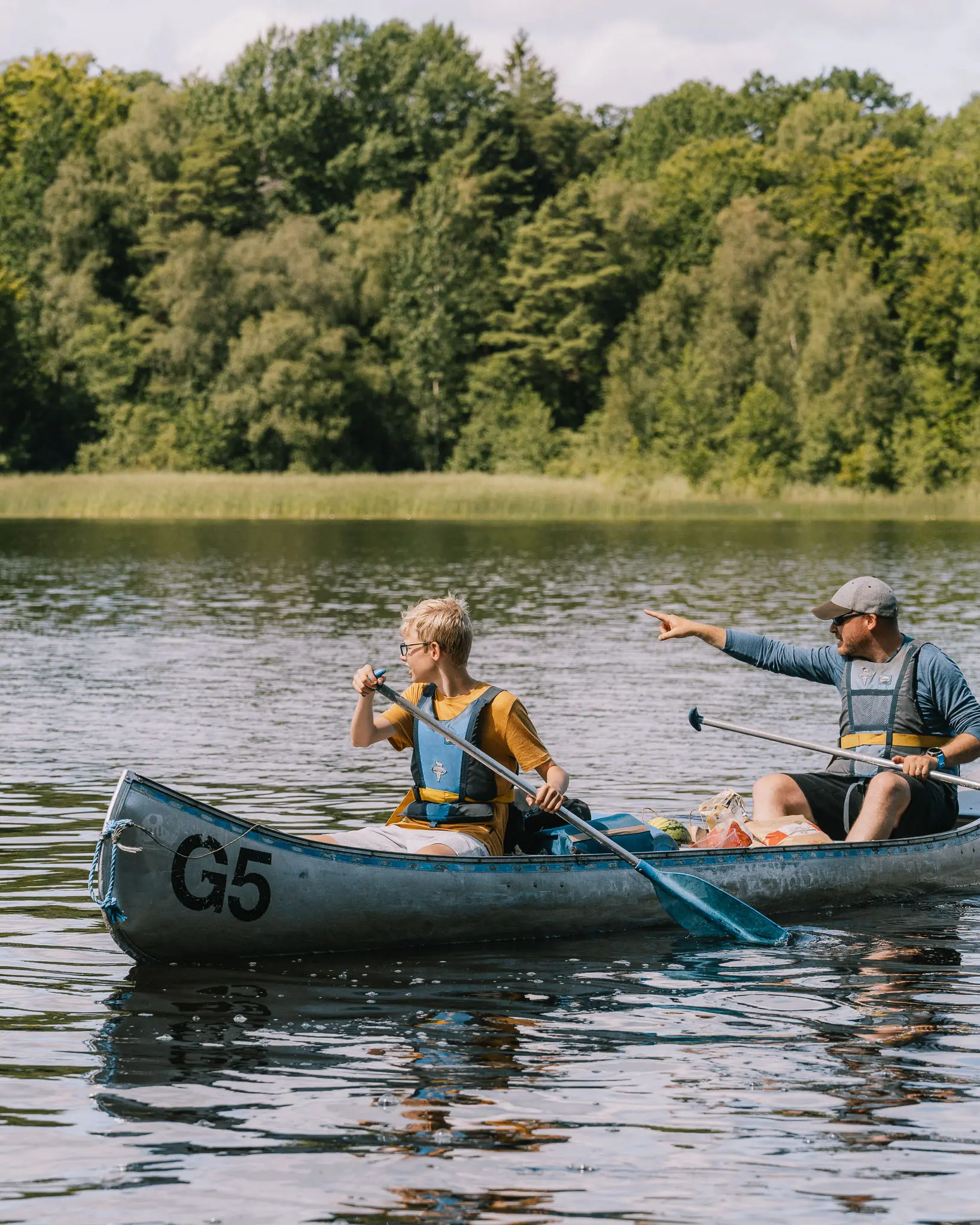 familie gaat kanoën - vakantie zweden - met kinderen op reis - kanotocht Zweden- reizen met kinderen