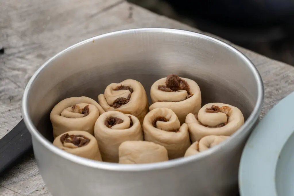 kaneelbroodjes bakken op open vuur