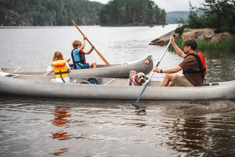familie op kanotocht